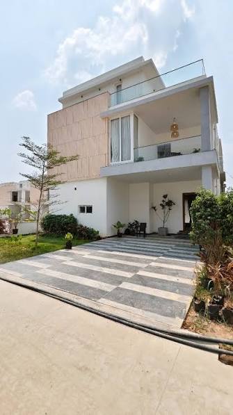 Independent villa with garden and driveway